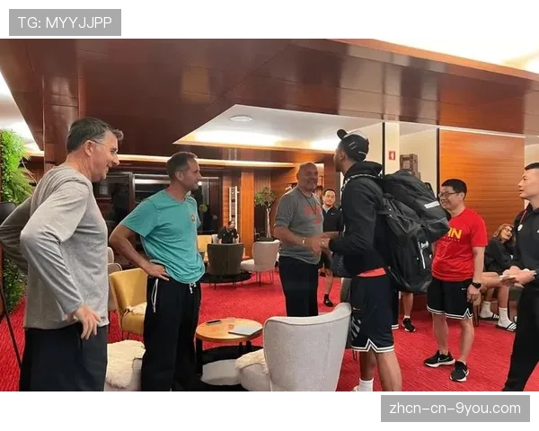 李凯尔现身CBA总决赛现场，与中国男篮主帅乔尔杰维奇密谈